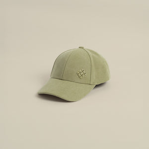 قبعة بشعار معدني