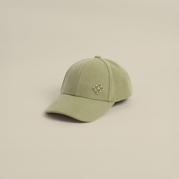 قبعة بشعار معدني