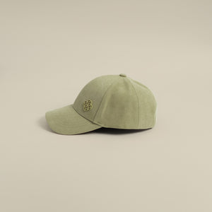 قبعة بشعار معدني