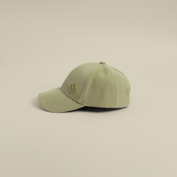 قبعة بشعار معدني