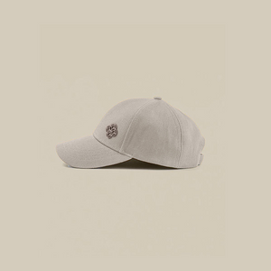 قبعة بشعار معدني