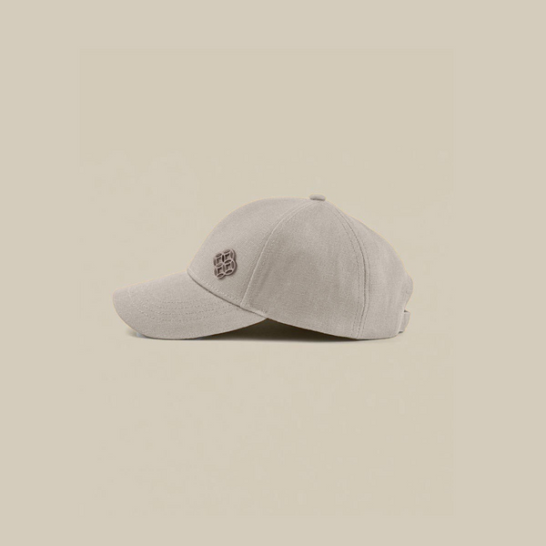 قبعة بشعار معدني