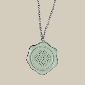 قلادة سيارة مغلقة