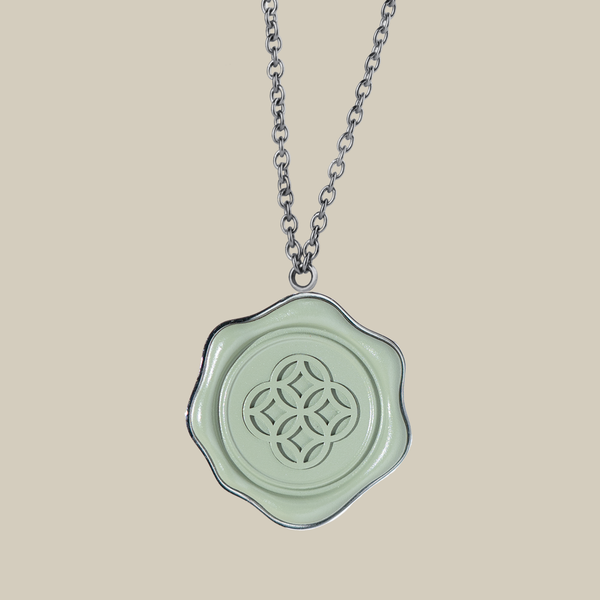 قلادة سيارة مغلقة