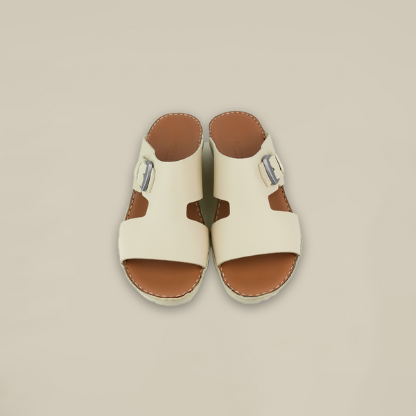 صندل المحارب ذو الإبزيم الجانبي