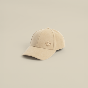 قبعة بشعار معدني