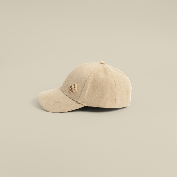 قبعة بشعار معدني