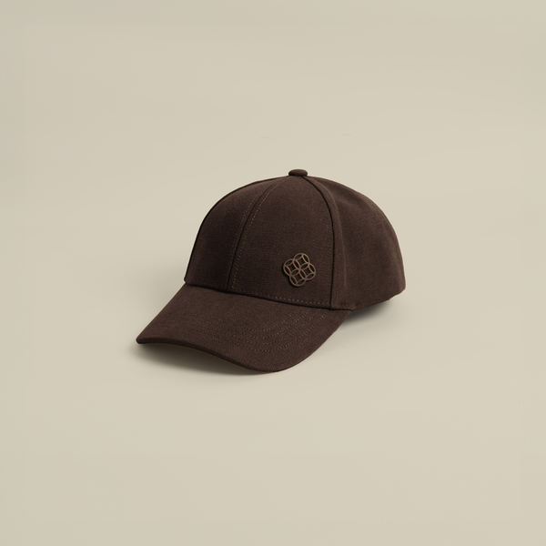 قبعة بشعار معدني