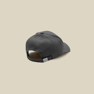 قبعة بشعار معدني