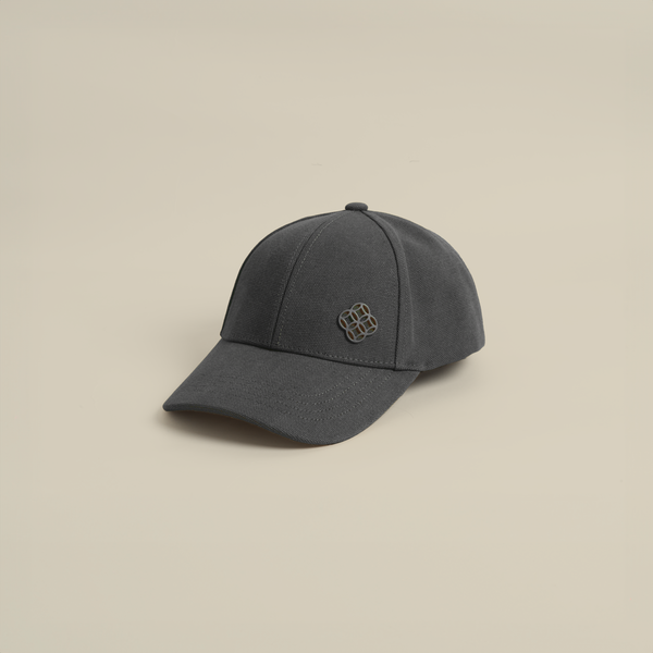 قبعة بشعار معدني