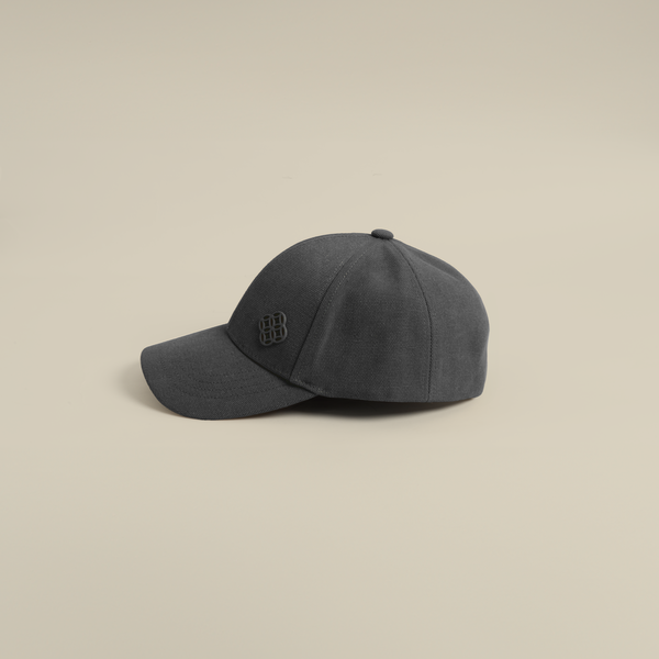 قبعة بشعار معدني