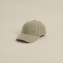 قبعة بشعار معدني