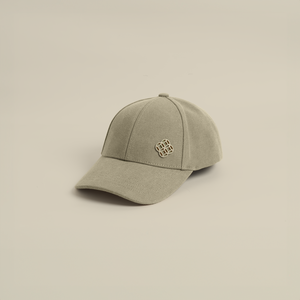 قبعة بشعار معدني