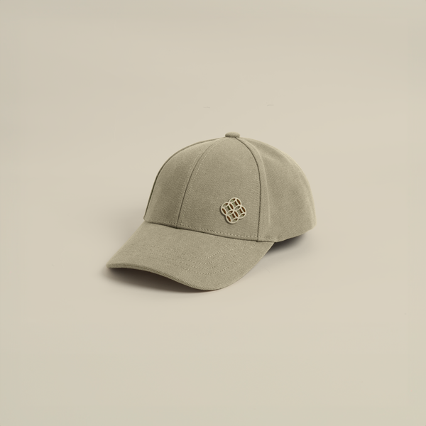 قبعة بشعار معدني