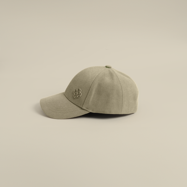 قبعة بشعار معدني