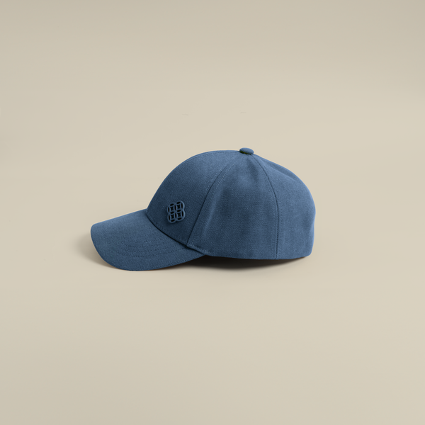 قبعة بشعار معدني