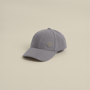 قبعة بشعار معدني