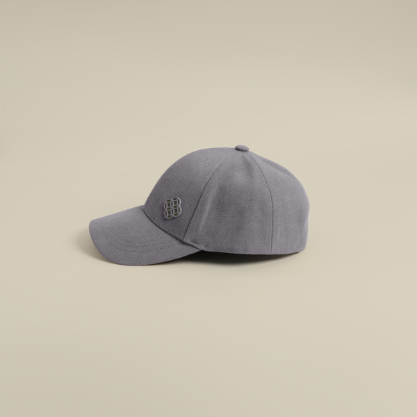 قبعة بشعار معدني