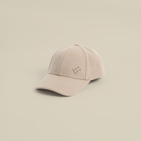 قبعة بشعار معدني