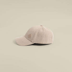 قبعة بشعار معدني