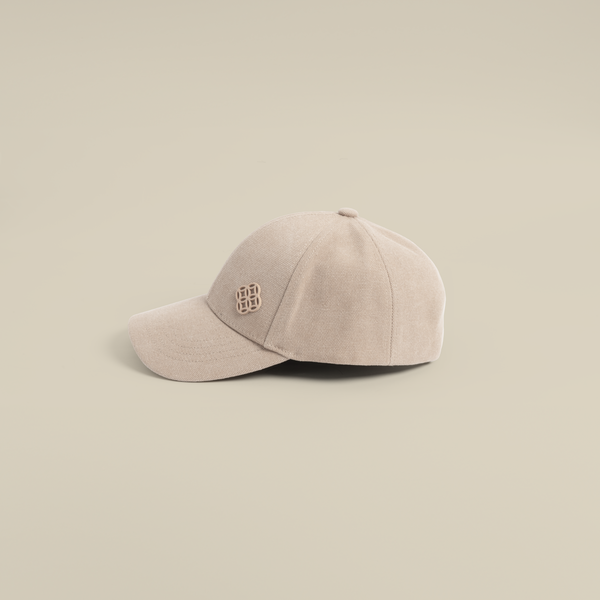 قبعة بشعار معدني