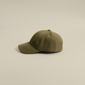 قبعة بشعار معدني