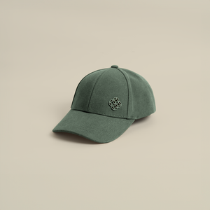 قبعة بشعار معدني