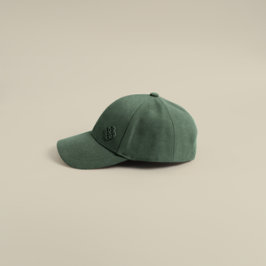 قبعة بشعار معدني