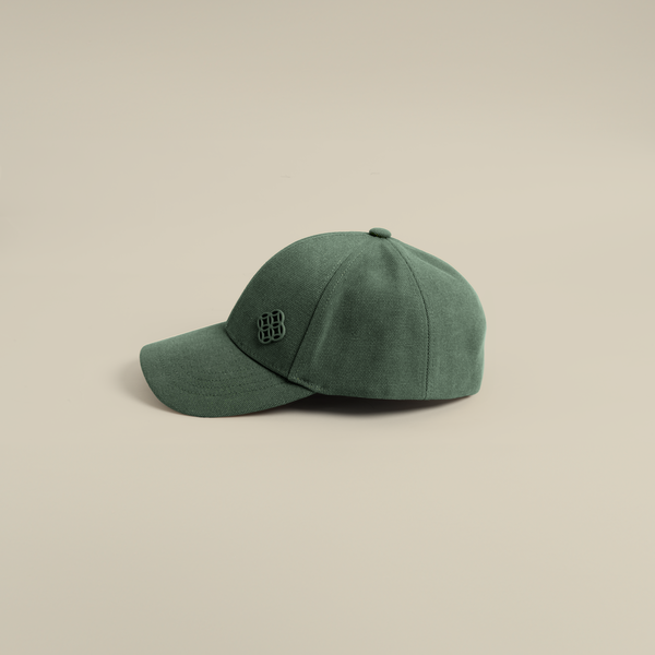 قبعة بشعار معدني