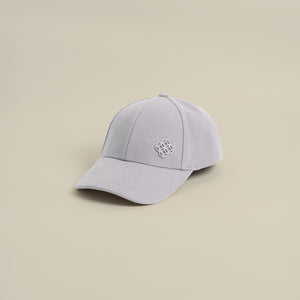 قبعة بشعار معدني