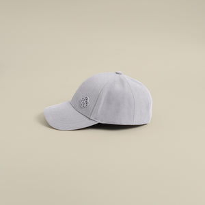 قبعة بشعار معدني