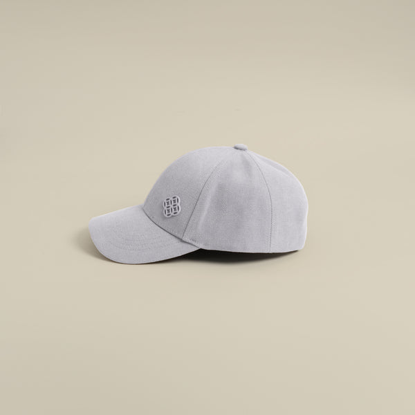 قبعة بشعار معدني