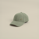 قبعة بشعار معدني