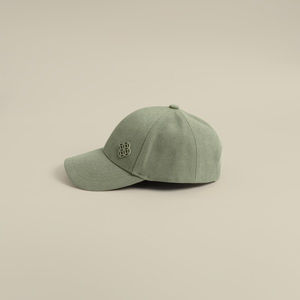 قبعة بشعار معدني