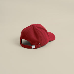 قبعة بشعار معدني