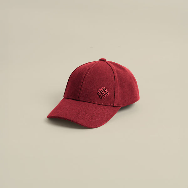 قبعة بشعار معدني