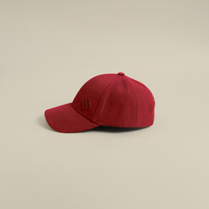 قبعة بشعار معدني