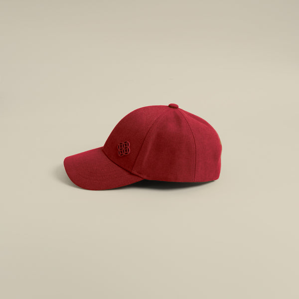 قبعة بشعار معدني